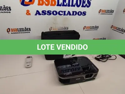 LOTE 303 - 01 EPSON PROJECTOR COM BOLSA E CONTROLE. (NO ESTADO EM QUE SE ENCONTRA. SUJEITO A AVARIAS OCULTAS/VISÍVEIS.) AV9448J