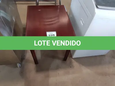 LOTE 108 - 01 MESINHA EM MADEIRA COM GAVETA. (NO ESTADO EM QUE SE ENCONTRA. SUJEITO A AVARIAS OCULTAS/VISÍVEIS.) AV9850T