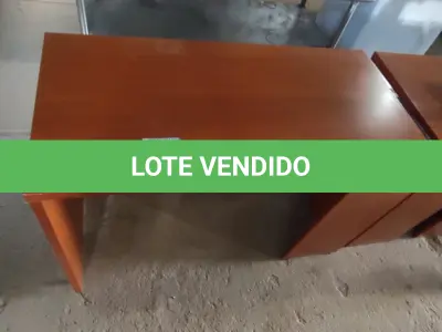 LOTE 159 - 01 MESA EM MADEIRA. (NO ESTADO EM QUE SE ENCONTRA. SUJEITO A AVARIAS OCULTAS/VISÍVEIS.)