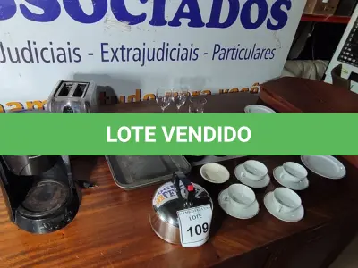LOTE 109 - 01 LOTE COM TORRADEIRA, CAFETEIRA, TAÇAS. (NO ESTADO EM QUE SE ENCONTRA. SUJEITO A AVARIAS OCULTAS/VISÍVEIS.)