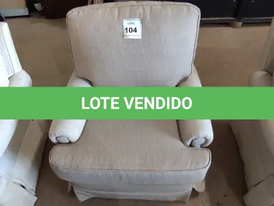 LOTE 104 - 01 POLTRONA.  NO ESTADO EM QUE SE ENCONTRA. SUJEITO A AVARIAS OCULTAS/VISÍVEIS.) AE7732W