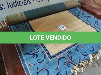LOTE 170 - 01 TAPETE AZUL. (NO ESTADO EM QUE SE ENCONTRA. SUJEITO A AVARIAS OCULTAS/VISÍVEIS.)