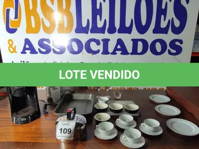 LOTE 109 - 01 LOTE COM TORRADEIRA, CAFETEIRA, TAÇAS. (NO ESTADO EM QUE SE ENCONTRA. SUJEITO A AVARIAS OCULTAS/VISÍVEIS.)