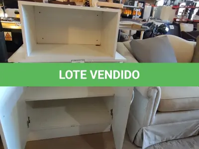 LOTE 151 - 01 ARMÁRIO BAIXO DE 2 PORTAS BRANCO.  (NO ESTADO EM QUE SE ENCONTRA. SUJEITO A AVARIAS OCULTAS/VISÍVEIS.)