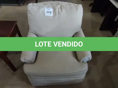 LOTE 112 - 01 POLTRONA.  (NO ESTADO EM QUE SE ENCONTRA. SUJEITO A AVARIAS OCULTAS/VISÍVEIS.)  AE7506S