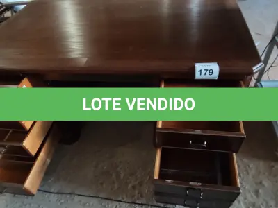 LOTE 179 - 01 MESA DE ESCRITÓRIO (DESK). (NO ESTADO EM QUE SE ENCONTRA. SUJEITO A AVARIAS OCULTAS/VISÍVEIS.) AV9664N