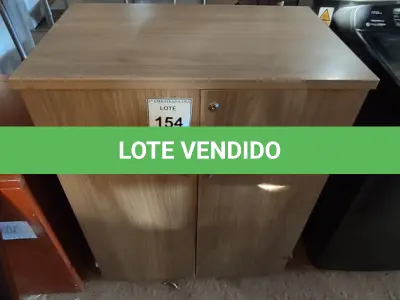 LOTE 154 - 01 ARMÁRIO EM MADEIRA 02 PORTAS. (NO ESTADO EM QUE SE ENCONTRA. SUJEITO A AVARIAS OCULTAS/VISÍVEIS.)
