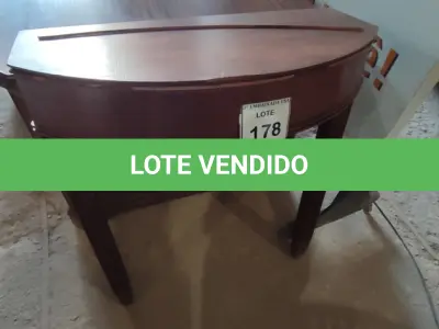LOTE 178 - 01 APARADOR MEIA LUA EM MADEIRA. (NO ESTADO EM QUE SE ENCONTRA. SUJEITO A AVARIAS OCULTAS/VISÍVEIS.)