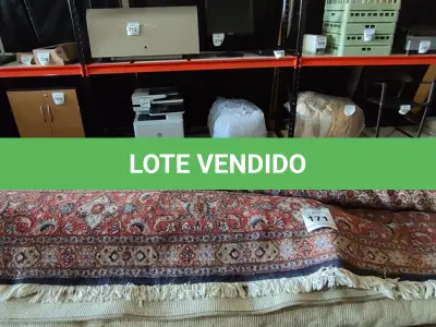 LOTE 171 - 01 TAPETE PERSA TONS DE VERMELHO. (NO ESTADO EM QUE SE ENCONTRA. SUJEITO A AVARIAS OCULTAS/VISÍVEIS.)
