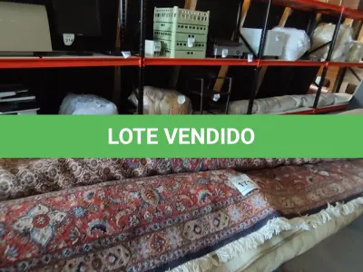 LOTE 171 - 01 TAPETE PERSA TONS DE VERMELHO. (NO ESTADO EM QUE SE ENCONTRA. SUJEITO A AVARIAS OCULTAS/VISÍVEIS.)