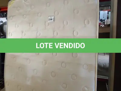 LOTE 239 - 01 COLCHÃO CASAL COM BASE. (NO ESTADO EM QUE SE ENCONTRA. SUJEITO A AVARIAS OCULTAS/VISÍVEIS.) BJ6976M