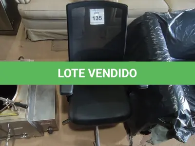 LOTE 135 - 01 CADEIRA. (NO ESTADO EM QUE SE ENCONTRA. SUJEITO A AVARIAS OCULTAS/VISÍVEIS.) AU2481A