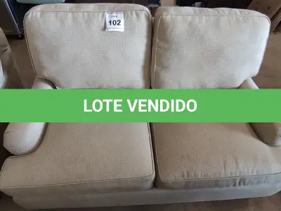 LOTE 102 - 01 SOFÁ 2 LUGARES. (NO ESTADO EM QUE SE ENCONTRA. SUJEITO A AVARIAS OCULTAS/VISÍVEIS.) AV9581C