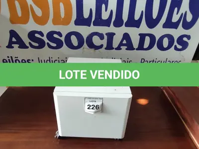 LOTE 226 - 01 ARMÁRIO DE FERRO PEQUENO. (NO ESTADO EM QUE SE ENCONTRA. SUJEITO A AVARIAS OCULTAS/VISÍVEIS.)