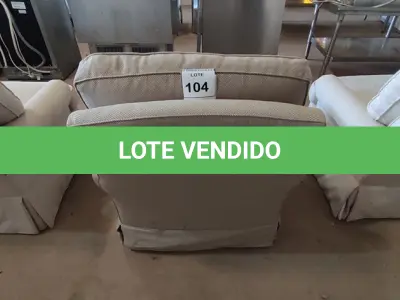LOTE 104 - 01 POLTRONA.  NO ESTADO EM QUE SE ENCONTRA. SUJEITO A AVARIAS OCULTAS/VISÍVEIS.) AE7732W