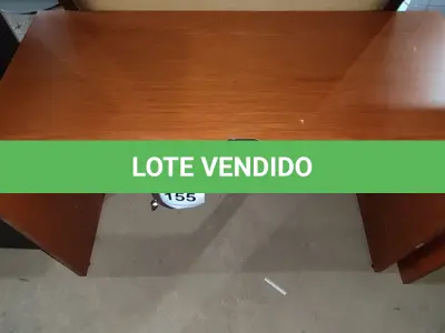 LOTE 155 - 01 MESA EM MADEIRA. (NO ESTADO EM QUE SE ENCONTRA. SUJEITO A AVARIAS OCULTAS/VISÍVEIS.) 
