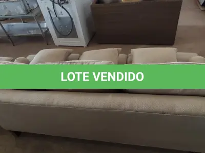 LOTE 101 - 01 SOFÁ 3 LUGARES. (NO ESTADO EM QUE SE ENCONTRA. SUJEITO A AVARIAS OCULTAS/VISÍVEIS.) BJ7437H