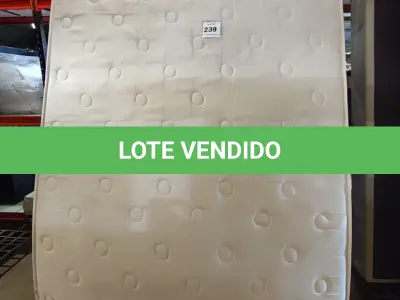 LOTE 239 - 01 COLCHÃO CASAL COM BASE. (NO ESTADO EM QUE SE ENCONTRA. SUJEITO A AVARIAS OCULTAS/VISÍVEIS.) BJ6976M