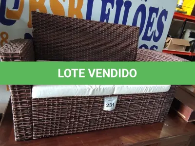 LOTE 231 - 01 SOFÁ DE JARDIM. (NO ESTADO EM QUE SE ENCONTRA. SUJEITO A AVARIAS OCULTAS/VISÍVEIS.) BH1669R