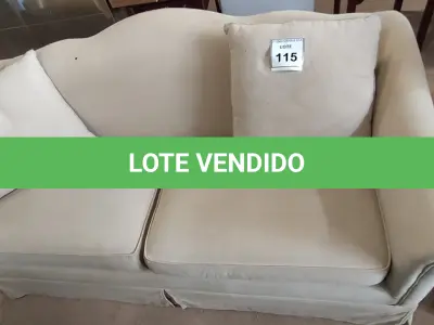 LOTE 115 - 01 SOFÁ 3 LUGARES. (NO ESTADO EM QUE SE ENCONTRA. SUJEITO A AVARIAS OCULTAS/VISÍVEIS.) AU8718H