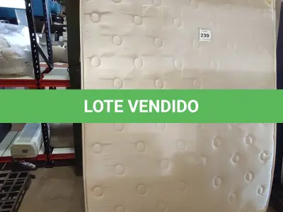 LOTE 239 - 01 COLCHÃO CASAL COM BASE. (NO ESTADO EM QUE SE ENCONTRA. SUJEITO A AVARIAS OCULTAS/VISÍVEIS.) BJ6976M