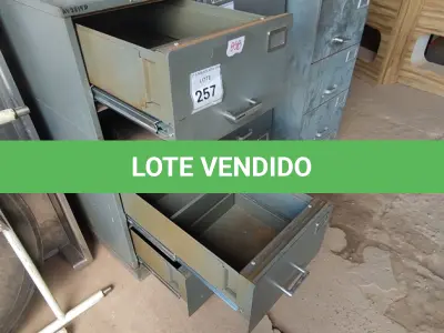 LOTE 257 - 01 COFRE. (NO ESTADO EM QUE SE ENCONTRA. SUJEITO A AVARIAS OCULTAS/VISÍVEIS.) BH1465V