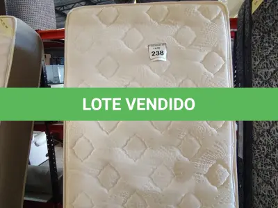 LOTE 238 - 01 COLCHÃO DE SOLTEIRO COM BASE.  (NO ESTADO EM QUE SE ENCONTRA. SUJEITO A AVARIAS OCULTAS/VISÍVEIS.) AV9957D