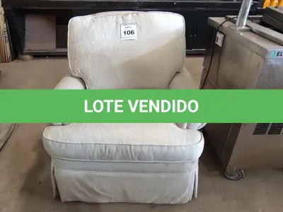 LOTE 106 - 01 POLTRONA. (NO ESTADO EM QUE SE ENCONTRA. SUJEITO A AVARIAS OCULTAS/VISÍVEIS.) AV9649X