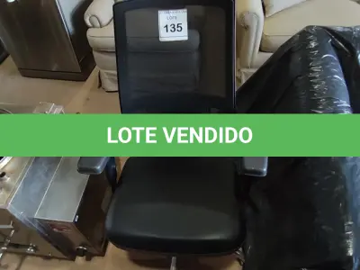 LOTE 135 - 01 CADEIRA. (NO ESTADO EM QUE SE ENCONTRA. SUJEITO A AVARIAS OCULTAS/VISÍVEIS.) AU2481A