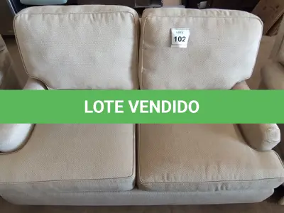 LOTE 102 - 01 SOFÁ 2 LUGARES. (NO ESTADO EM QUE SE ENCONTRA. SUJEITO A AVARIAS OCULTAS/VISÍVEIS.) AV9581C