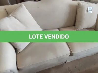 LOTE 115 - 01 SOFÁ 3 LUGARES. (NO ESTADO EM QUE SE ENCONTRA. SUJEITO A AVARIAS OCULTAS/VISÍVEIS.) AU8718H