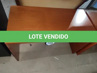 LOTE 155 - 01 MESA EM MADEIRA. (NO ESTADO EM QUE SE ENCONTRA. SUJEITO A AVARIAS OCULTAS/VISÍVEIS.) 