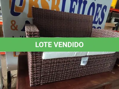LOTE 231 - 01 SOFÁ DE JARDIM. (NO ESTADO EM QUE SE ENCONTRA. SUJEITO A AVARIAS OCULTAS/VISÍVEIS.) BH1669R