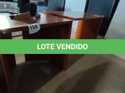 LOTE 158 - 01 MESA EM MADEIRA. (NO ESTADO EM QUE SE ENCONTRA. SUJEITO A AVARIAS OCULTAS/VISÍVEIS.)