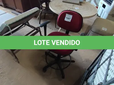 LOTE 147 - 01 CADEIRA DE ESCRITÓRIO. (NO ESTADO EM QUE SE ENCONTRA. SUJEITO A AVARIAS OCULTAS/VISÍVEIS.) 48374