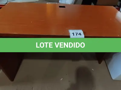 LOTE 174 - 01 MESA EM MADEIRA. (NO ESTADO EM QUE SE ENCONTRA. SUJEITO A AVARIAS OCULTAS/VISÍVEIS.)