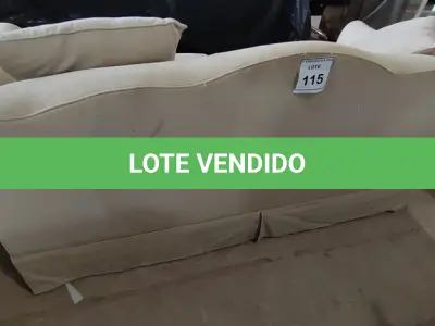 LOTE 115 - 01 SOFÁ 3 LUGARES. (NO ESTADO EM QUE SE ENCONTRA. SUJEITO A AVARIAS OCULTAS/VISÍVEIS.) AU8718H