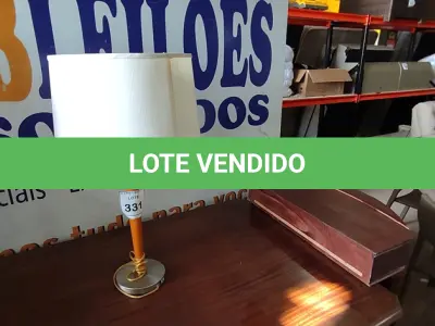 LOTE 331 - 01 ABAJUR (LAMP). (NO ESTADO EM QUE SE ENCONTRA. SUJEITO A AVARIAS OCULTAS/VISÍVEIS.) AU2250A