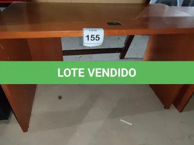 LOTE 155 - 01 MESA EM MADEIRA. (NO ESTADO EM QUE SE ENCONTRA. SUJEITO A AVARIAS OCULTAS/VISÍVEIS.) 