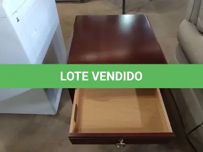 LOTE 111 - 01 MESINHA EM MADEIRA COM GAVETA. (NO ESTADO EM QUE SE ENCONTRA. SUJEITO A AVARIAS OCULTAS/VISÍVEIS.)  AV9850W