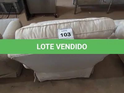 LOTE 103 - 01 POLTRONA. (NO ESTADO EM QUE SE ENCONTRA. SUJEITO A AVARIAS OCULTAS/VISÍVEIS.) AV9632J