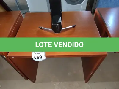 LOTE 158 - 01 MESA EM MADEIRA. (NO ESTADO EM QUE SE ENCONTRA. SUJEITO A AVARIAS OCULTAS/VISÍVEIS.)