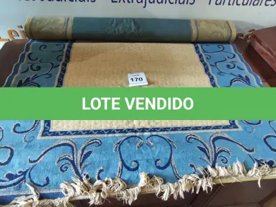 LOTE 170 - 01 TAPETE AZUL. (NO ESTADO EM QUE SE ENCONTRA. SUJEITO A AVARIAS OCULTAS/VISÍVEIS.)