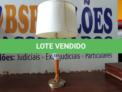 LOTE 331 - 01 ABAJUR (LAMP). (NO ESTADO EM QUE SE ENCONTRA. SUJEITO A AVARIAS OCULTAS/VISÍVEIS.) AU2250A