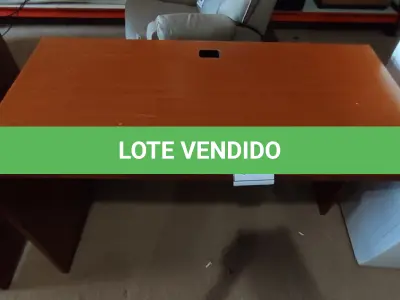 LOTE 174 - 01 MESA EM MADEIRA. (NO ESTADO EM QUE SE ENCONTRA. SUJEITO A AVARIAS OCULTAS/VISÍVEIS.)