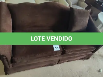 LOTE 136 - 01 SOFÁ 3 LUGARES. (NO ESTADO EM QUE SE ENCONTRA. SUJEITO A AVARIAS OCULTAS/VISÍVEIS.) BF8523B