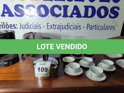 LOTE 109 - 01 LOTE COM TORRADEIRA, CAFETEIRA, TAÇAS. (NO ESTADO EM QUE SE ENCONTRA. SUJEITO A AVARIAS OCULTAS/VISÍVEIS.)