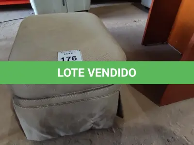 LOTE 176 - 01 OTTOMAN ALMOFADA PARA PÉS. (NO ESTADO EM QUE SE ENCONTRA. SUJEITO A AVARIAS OCULTAS/VISÍVEIS.)  AV9365D