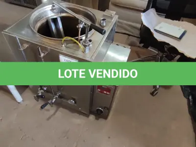 LOTE 134 - 01 CAFETEIRA. (NO ESTADO EM QUE SE ENCONTRA. SUJEITO A AVARIAS OCULTAS/VISÍVEIS.) AV9454E