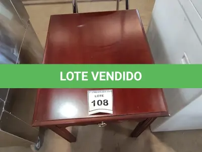 LOTE 108 - 01 MESINHA EM MADEIRA COM GAVETA. (NO ESTADO EM QUE SE ENCONTRA. SUJEITO A AVARIAS OCULTAS/VISÍVEIS.) AV9850T